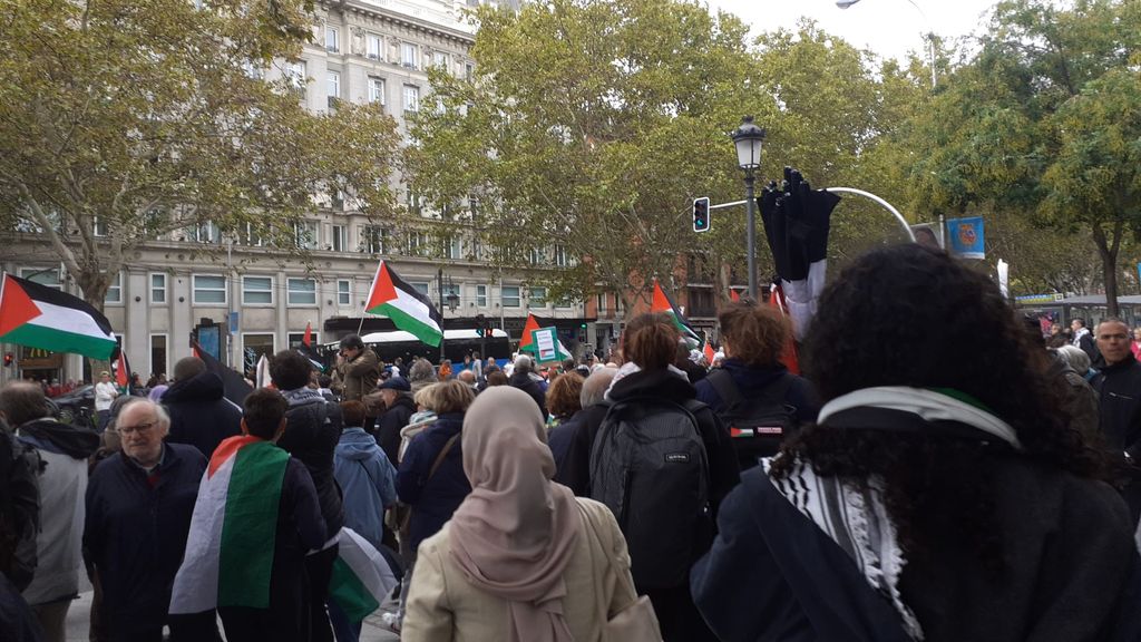 Manifestación por Palestina en Madrid bajo el lema 'No a la barbarie. No a la guerra. Alto el fuego', en imágenes
