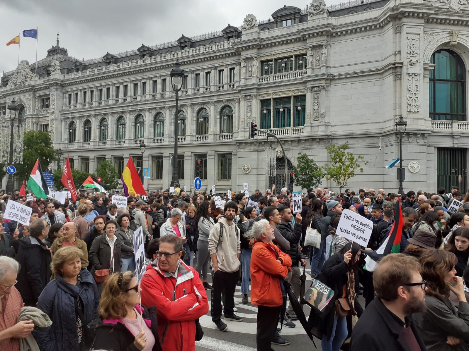 Manifestación por Palestina en Madrid bajo el lema 'No a la barbarie. No a la guerra. Alto el fuego', en imágenes