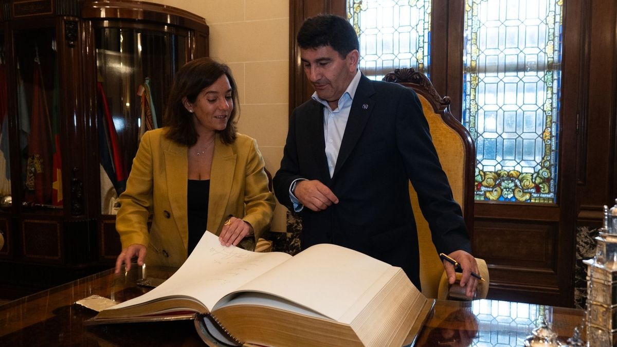 El delegado del Gobierno junto a la alcaldesa de A Coruña, Inés Rey, en una foto de archivo