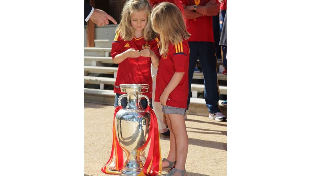 La princesa Leonor y su hermana Sofía, tras proclamarse la selección de España ganadora de la Eurocopa