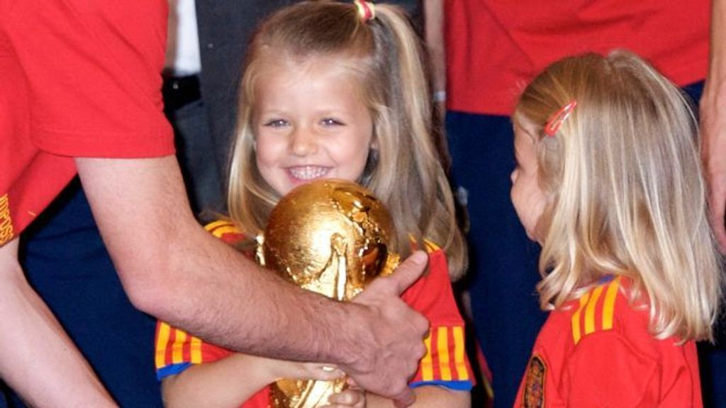 Leonor posa con la Copa del Mundo tras ganar España el Mundial de Sudáfrica