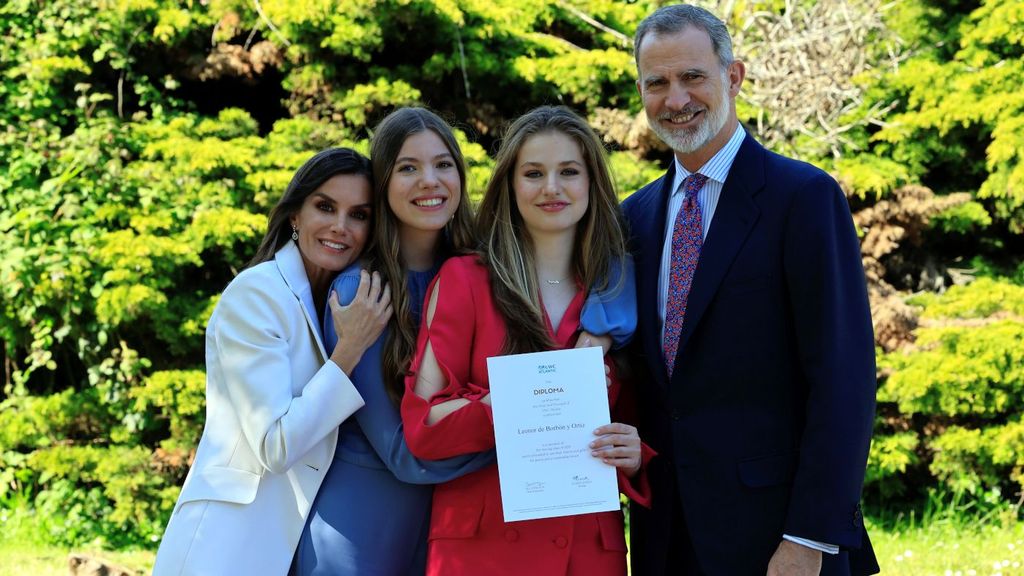 La princesa Leonor, junto a los reyes y su hermana, la infanta Sofía, tras el acto de graduación en el 'UWC Atlantic College' de Gales