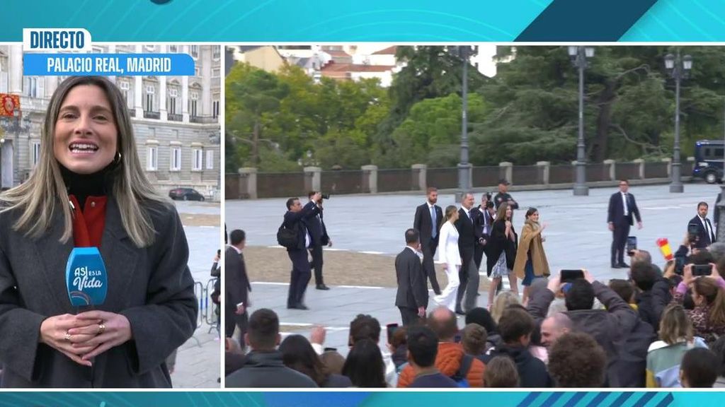 La Familia Real rompe el protocolo y salen a saludar a los presentes a las puertas del Palacio Real