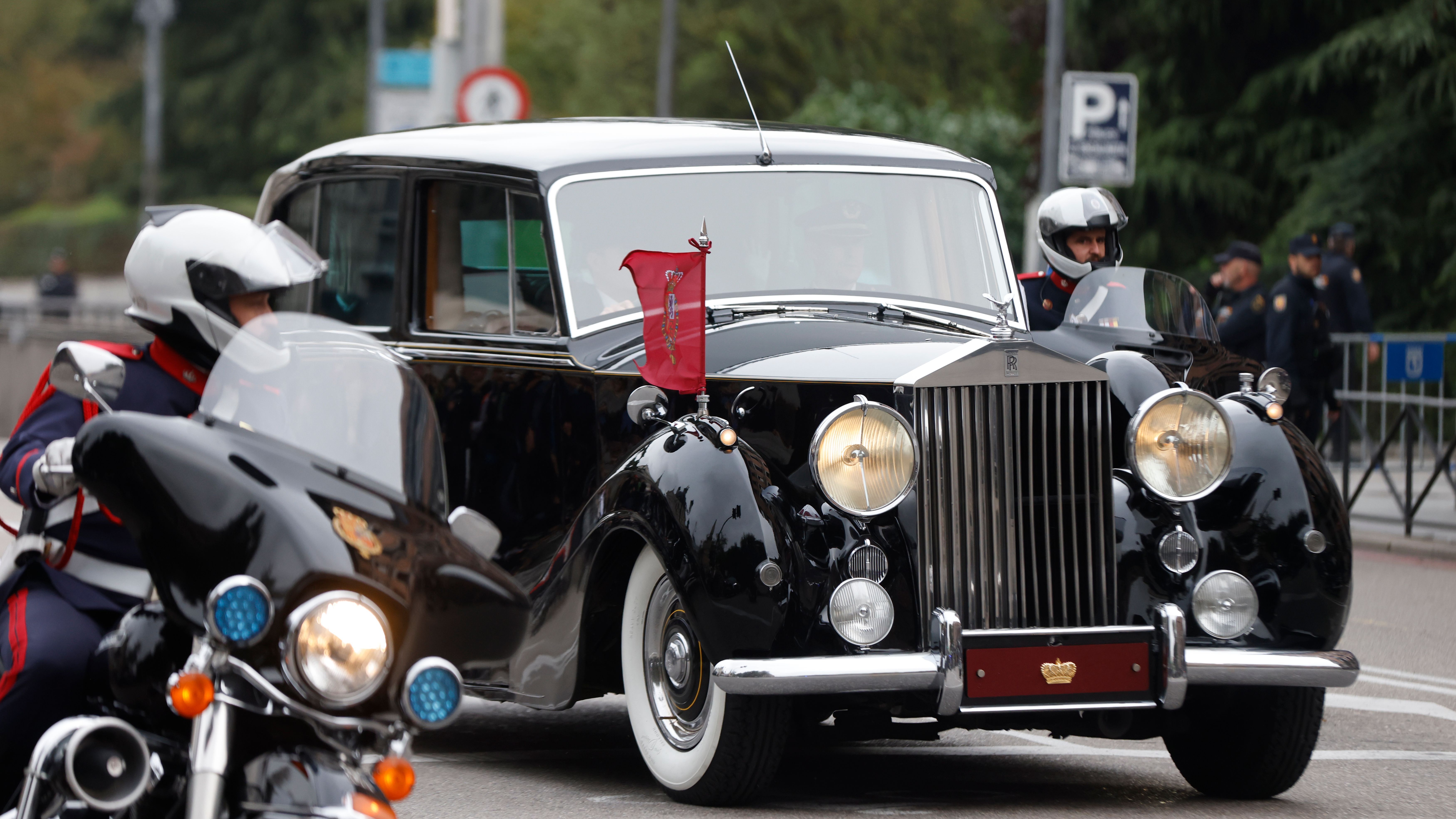 a princesa Leonor y la infanta Sofía a bordo de un Rolls Royce Phamton IV, uno de los vehículos históricos de Casa Real, y escoltadas por la Guardia Real Motorizada en su trayecto hacia el Congreso de los Diputados
