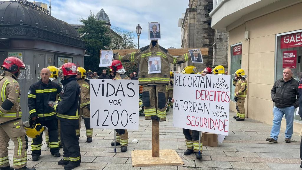 Bomberos comarcales gallegos se manifiestan frente a la Diputación de Lugo