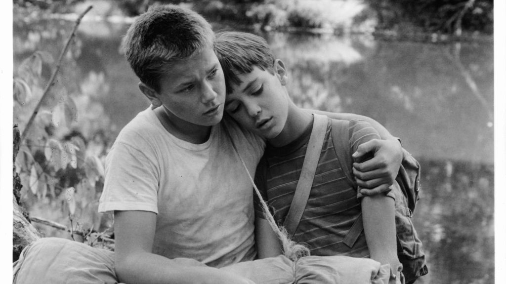 Chris y Gordie, River Phoenix y Will Wathon. Ambos niños sufrieron abusos.
