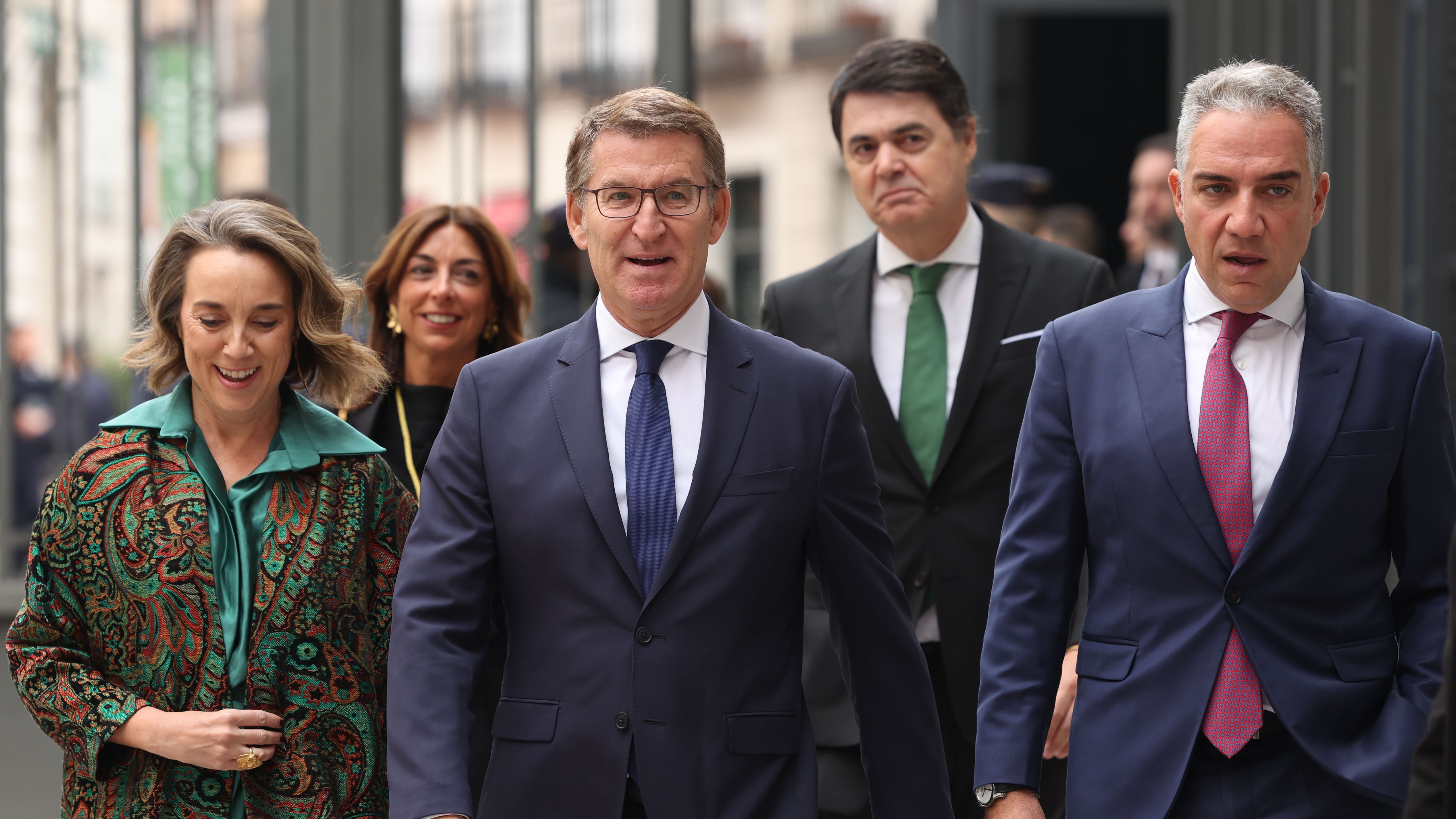 El líder popular Alberto Núñez Feijóo, acompañado por los diputados de su partido Cuca Gamarra y Elías Bendodo, y Carlos Rojas, entre otros, a su llegada al Congreso de los Diputados para asistir a la ceremonia de jura de la Constitución de Leonor de Borbón en el día de su 18 cumpleaños