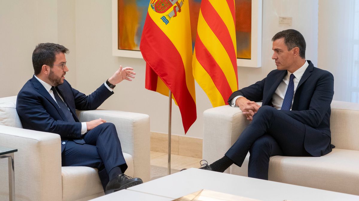 El presidente del Gobierno, Pedro Sánchez (d), y el de la Generalitat, Pere Aragonés