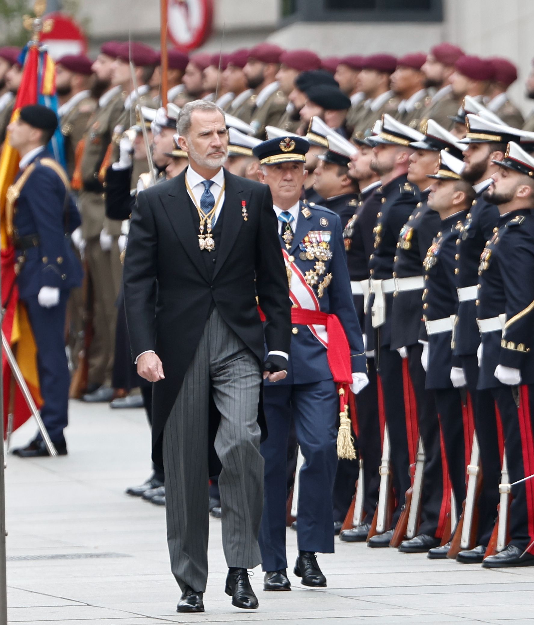 El rey Felipe VI a su llegada al Congreso de los Diputados para asistir a la ceremonia de jura de la Constitución de su hija Leonor de Borbón en el día de su 18 cumpleaños