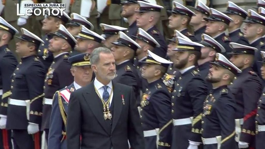 El rey Felipe VI acude a la jura de la Constitución de Leonor vestido exactamente igual que el día que lo hizo él