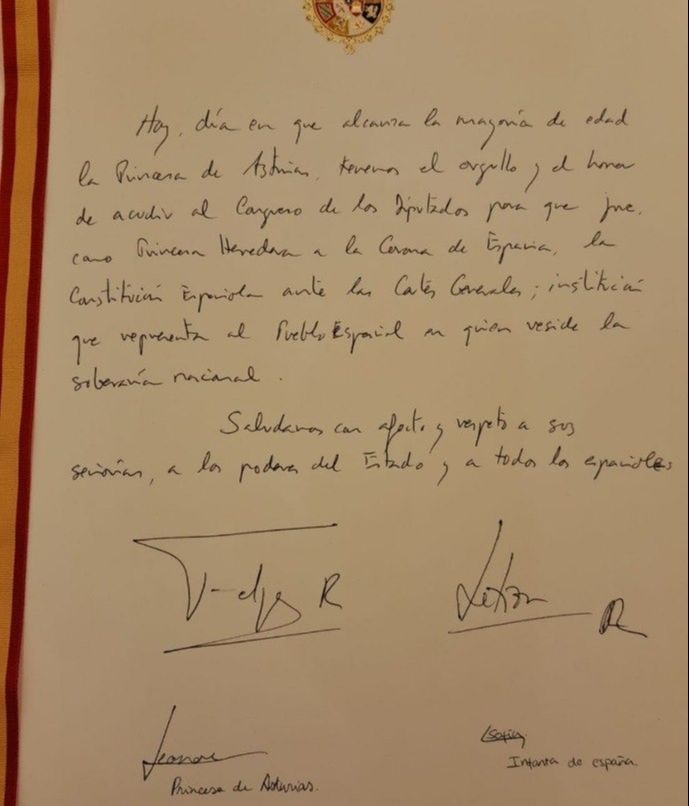 El Rey y la Princesa han remarcado en el Libro de Honor del Congreso que la soberanía nacional reside en "el Pueblo Español"