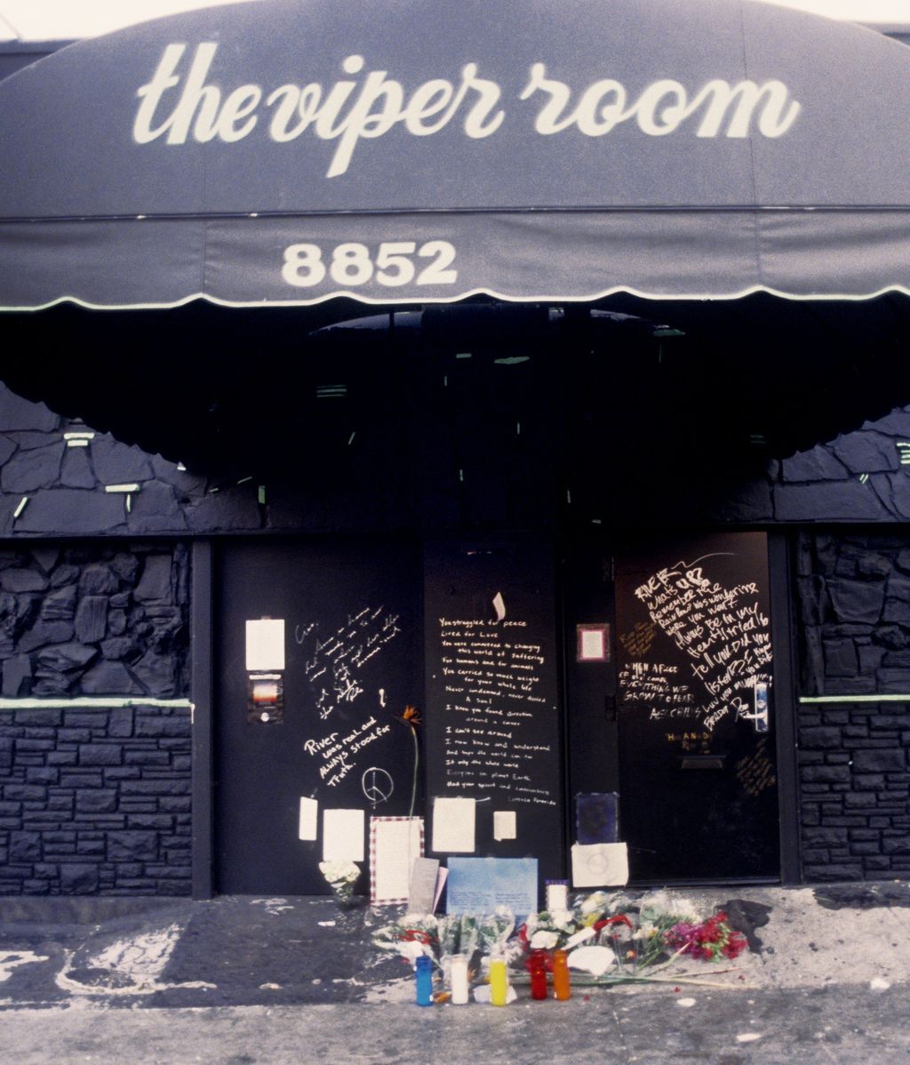 Frontis del Viper Room con flores y mensajes de los fans de Phoenix.