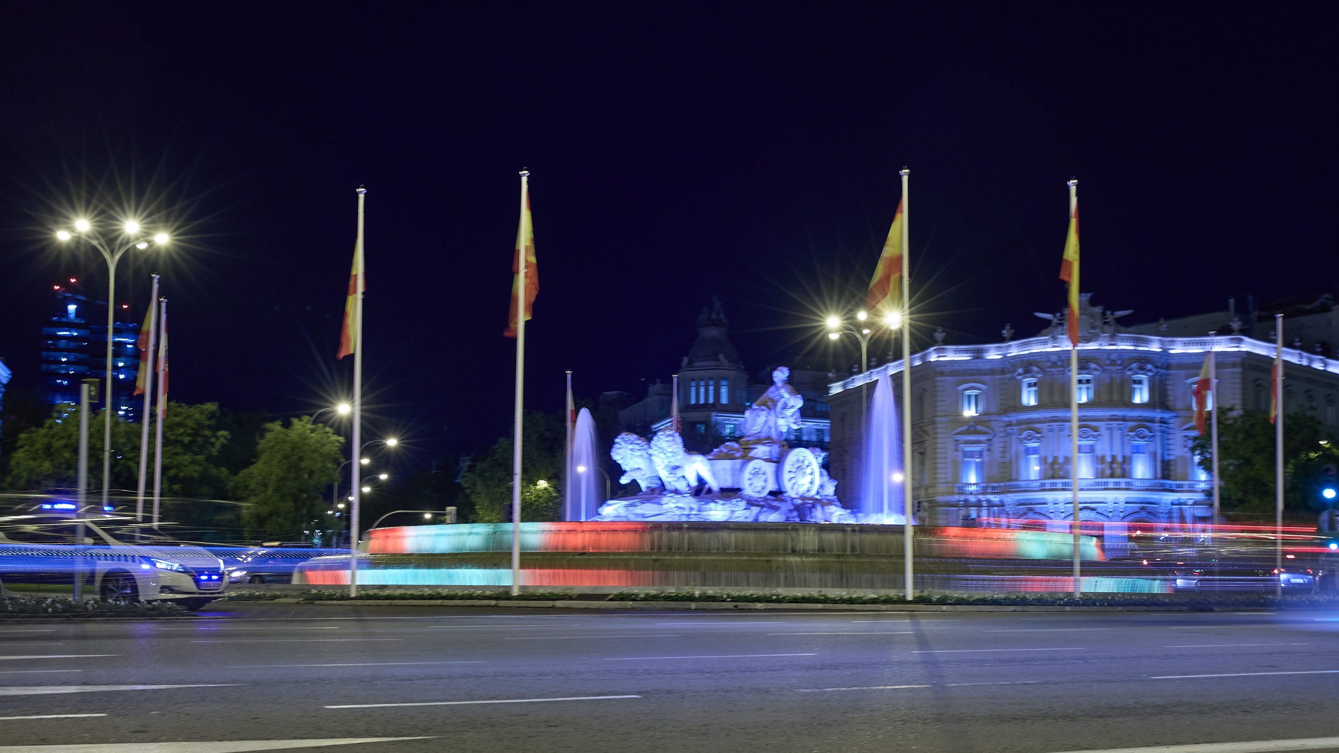 La fuente de Cibeles iluminada con los colores de la bandera nacional el día previo a la jura de la Constitución de la Princesa, a 30 de octubre de 2023