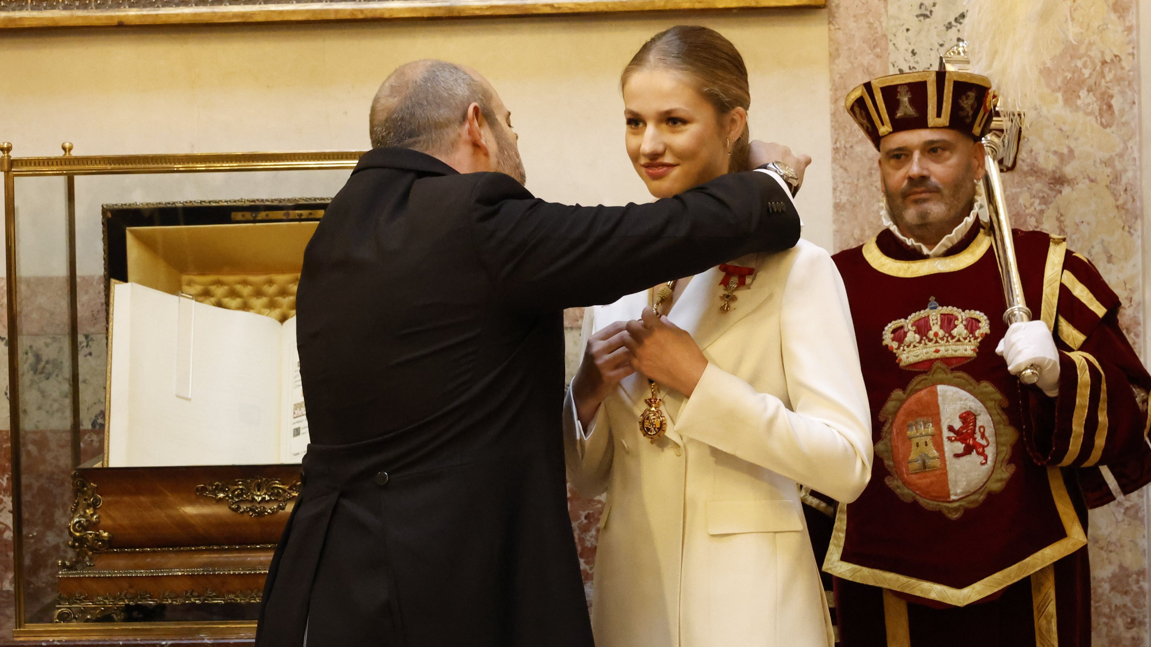La princesa de Asturias recibe las medallas del Congreso y del Senado