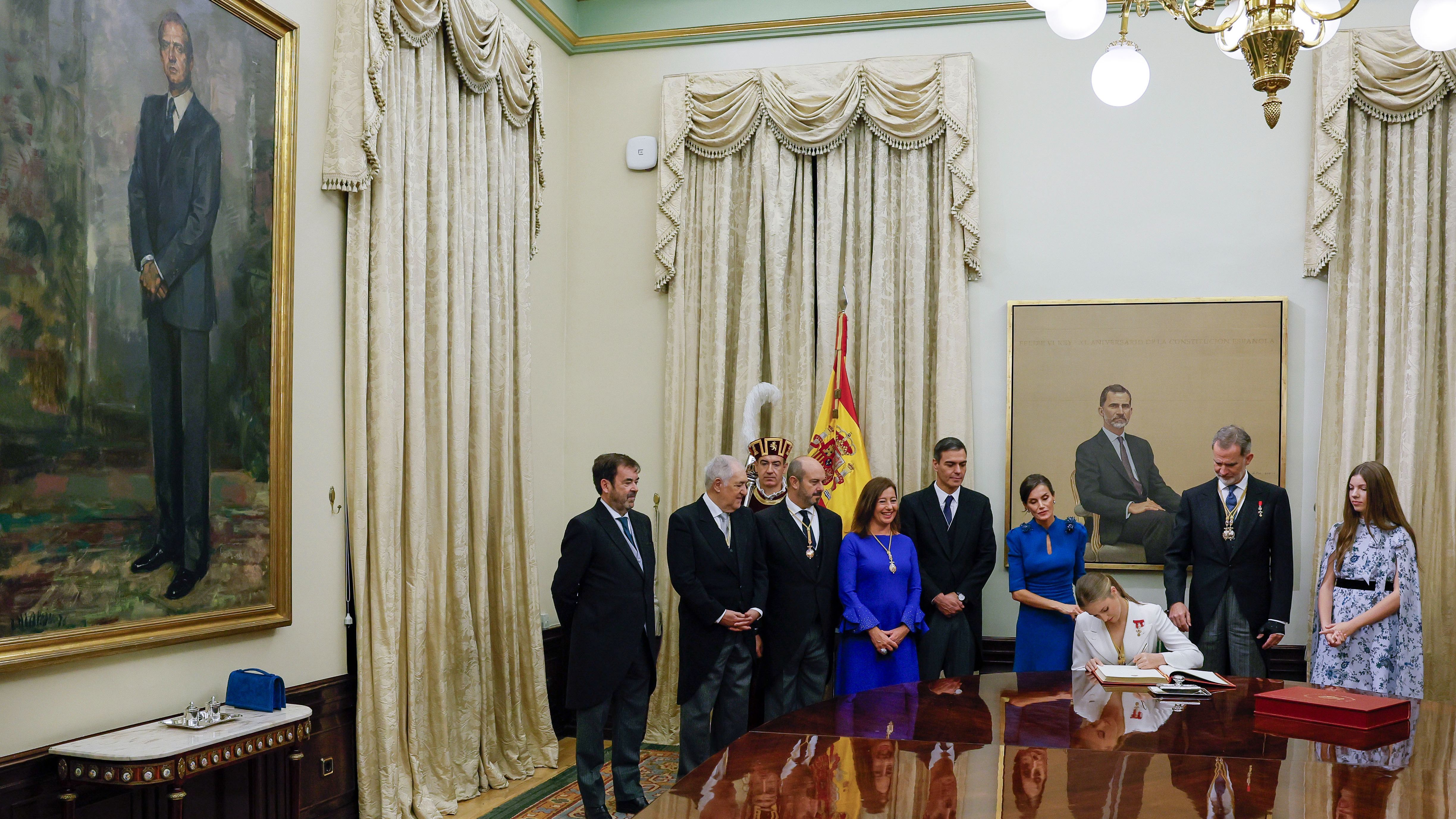 La princesa Leonor firma el libro de honor del Congreso, que estrena su segundo tomo hoy con el acto que acontece