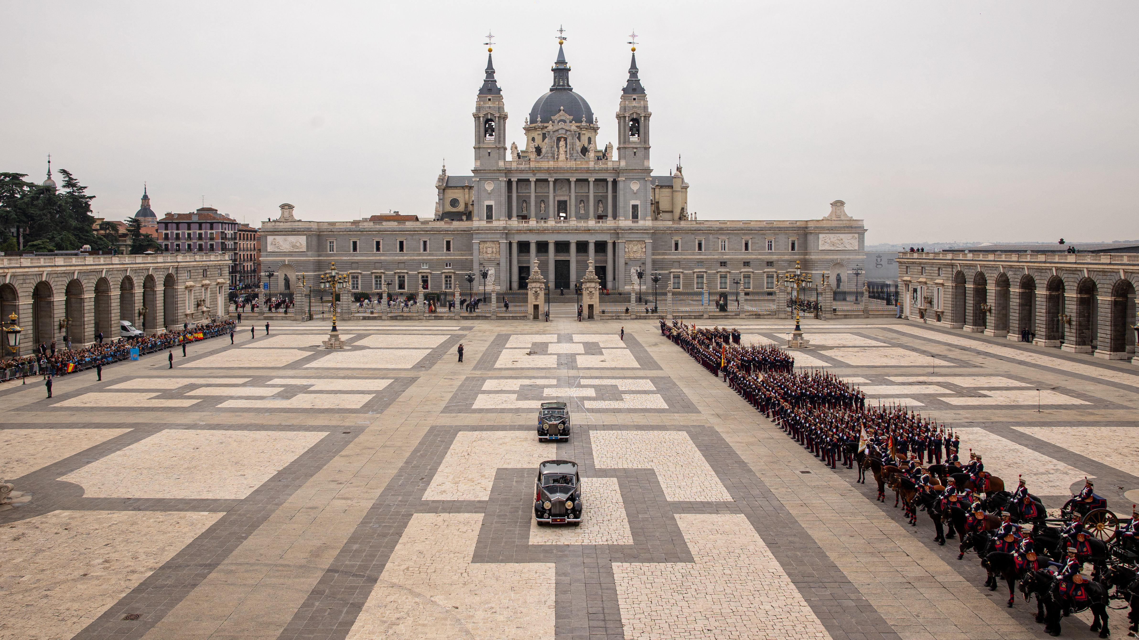 La princesa Leonor, junto a su hermana, la infanta Sofía, y los reyes Felipe VI y Letizia, a su llegada al Palacio Real a bordo de dos Rolls Royce Phamton IV