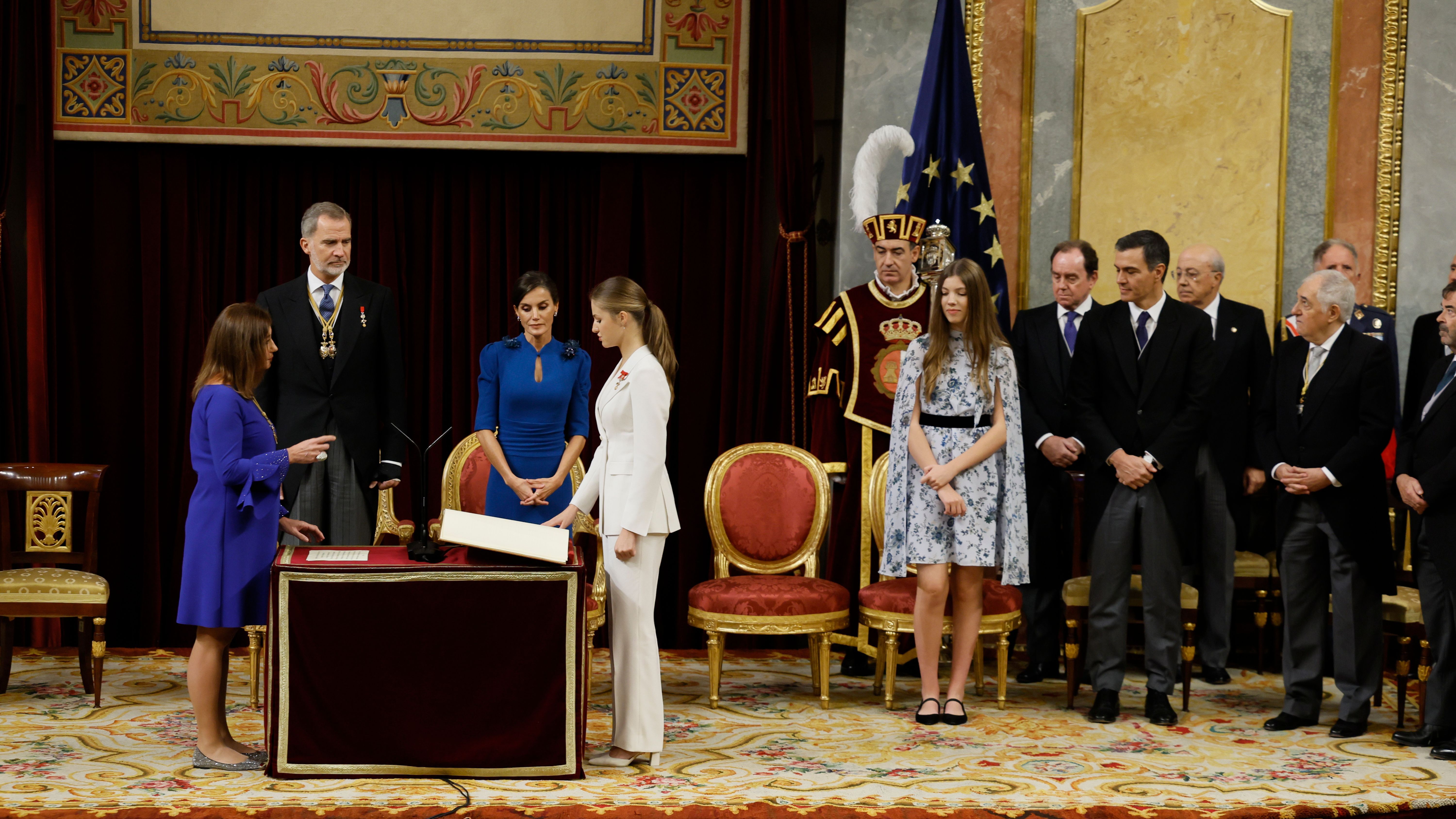 La princesa Leonor jura la Constitución ante la presidenta del Congreso, Francina Armengol, y los reyes de España, Felipe VI y Letizia, en el día de su 18 cumpleaños