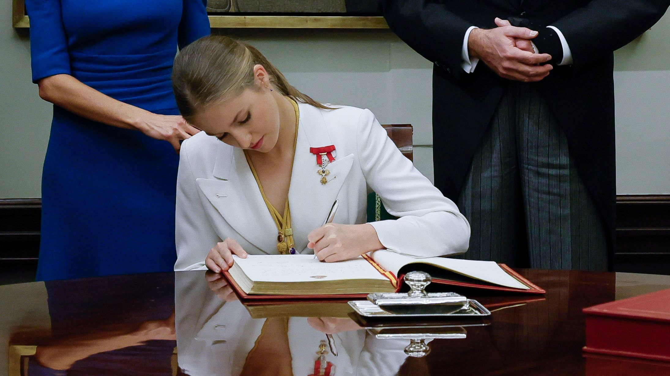 La extensa dedicatoria que ha escrito el rey Felipe VI en el día de la Jura de la Constitución de Leonor