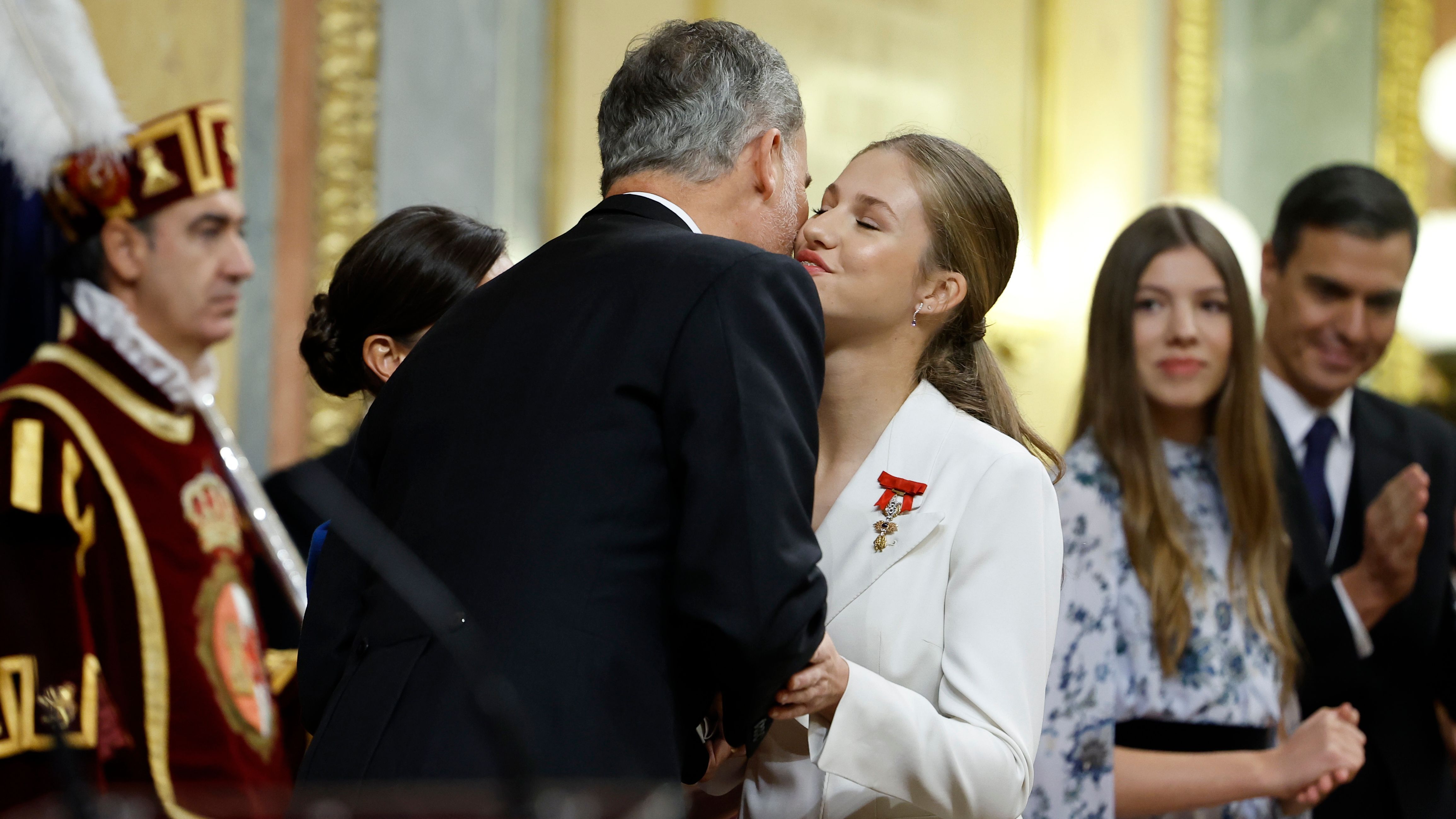 La princesa Leonor recibe la felicitación de su padre, el rey Felipe, tras su el acto de su jura de la Constitución por su mayoría de edad ante las Cortes Generales