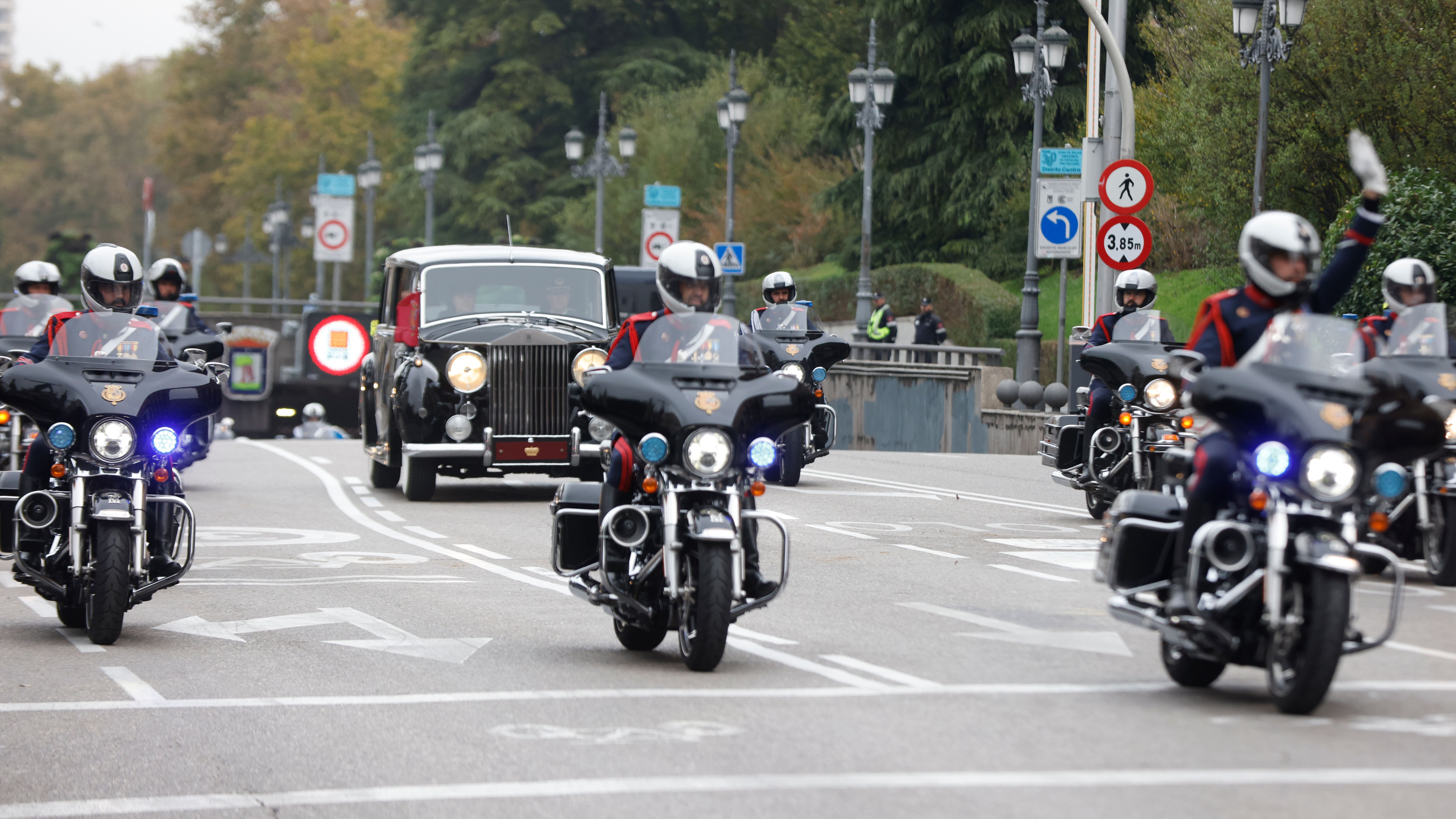 La princesa Leonor y la infanta Sofía a bordo de un Rolls Royce Phamton IV, uno de los vehículos históricos de Casa Real, y escoltadas por la Guardia Real Motorizada, en su trayecto hacia el Congreso de los Diputados