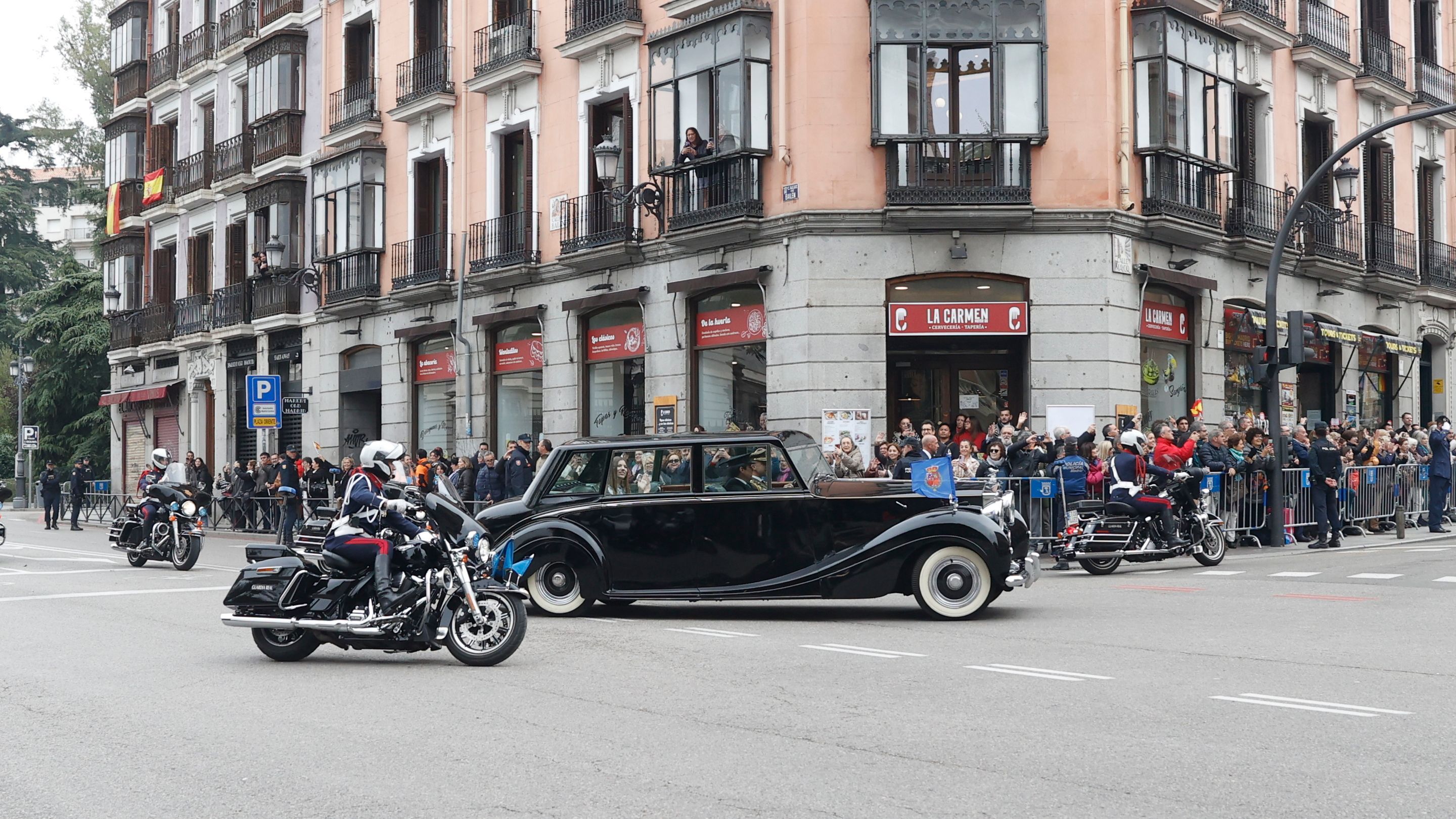 La princesa Leonor y la infanta Sofía escoltadas por la Guardia Real Motorizada saludan a los ciudadanos a su paso por la calle Mayor en su trayecto hacia el Congreso de los Diputados