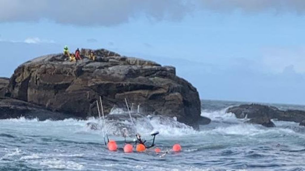 Rescatan de unas rocas a los tripulantes de un pesquero gallego que naufragó en Muros