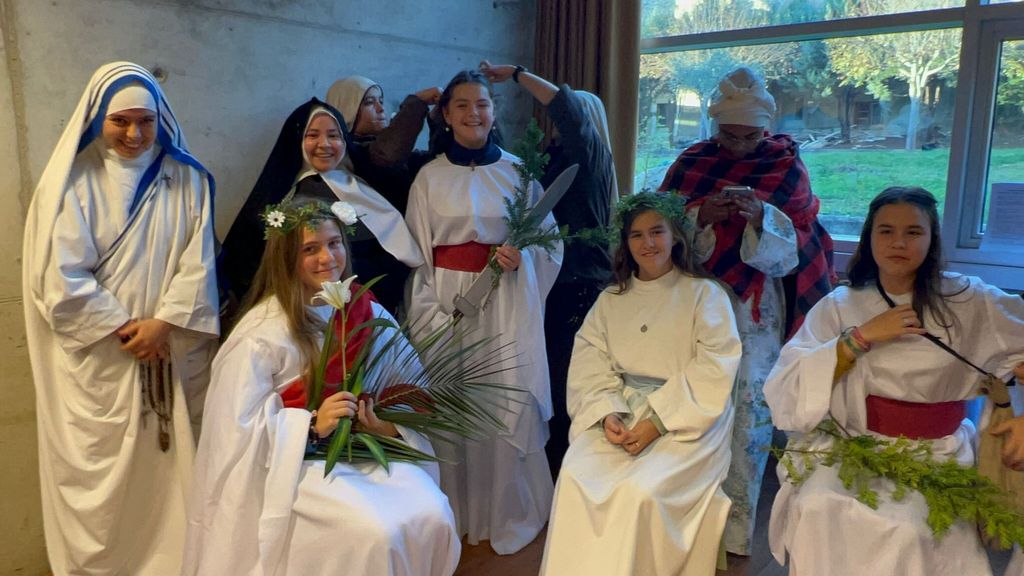 Las monjas de Estíbaliz se desmarcan de Halloween con una fiesta de disfraces de santos y santas