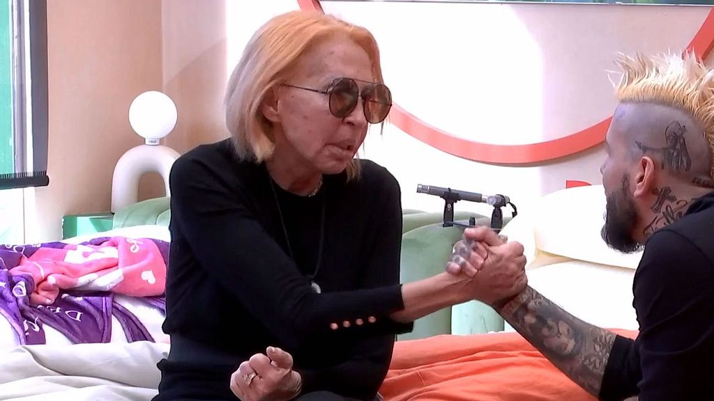 Laura Bozzo y Alex Caniggia estrechan sus manos prometiendo fidelidad eterna al equipo naranja