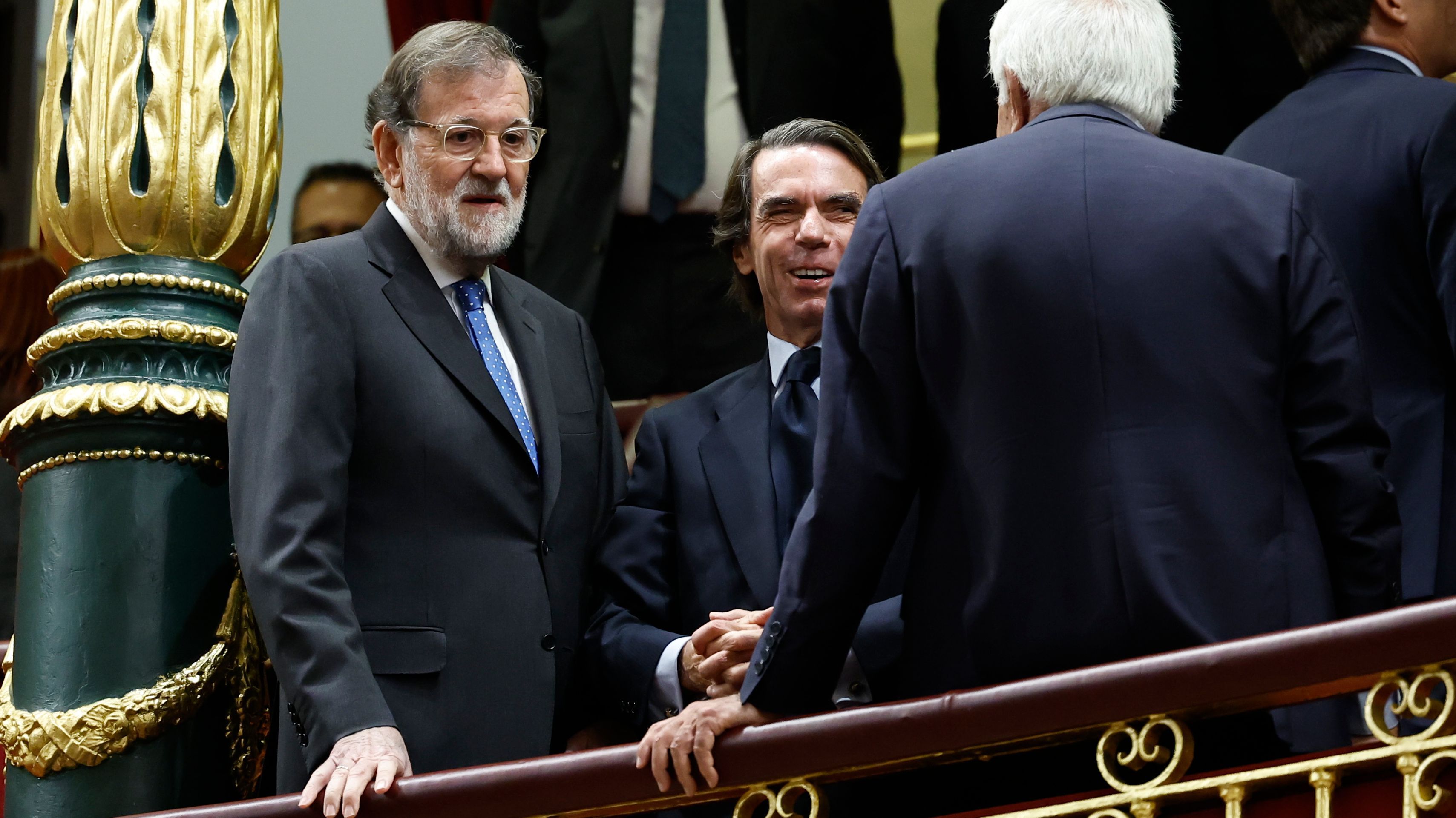 Los expresidentes del Gobierno Mariano Rajoy, José María Aznar y Felipe González conversan a su llegada al Congreso de los Diputados para asistir a la ceremonia de jura de la Constitución de Leonor de Borbón en el día de su 18 cumpleaños
