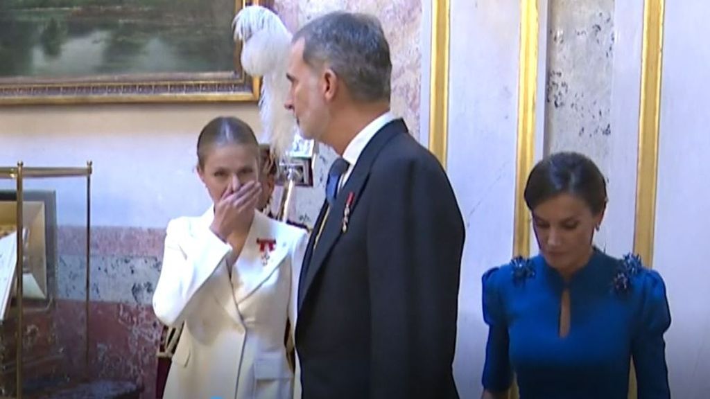 Los gestos entre la princesa Leonor y su familia, atentos en todo momento a la heredera