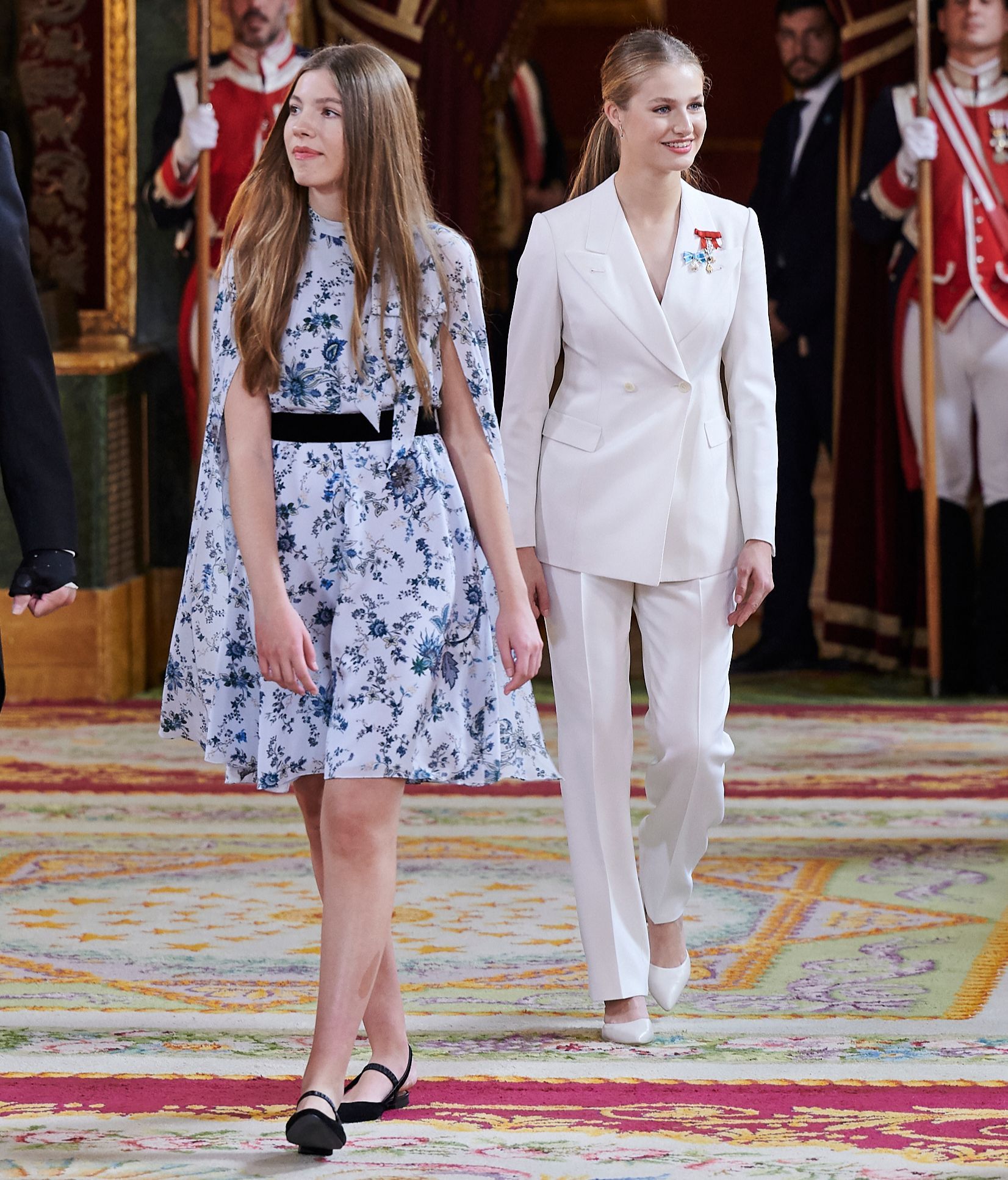 Los looks de ambas son muy diferentes, pero hacen un guiño al mundo de la moda
