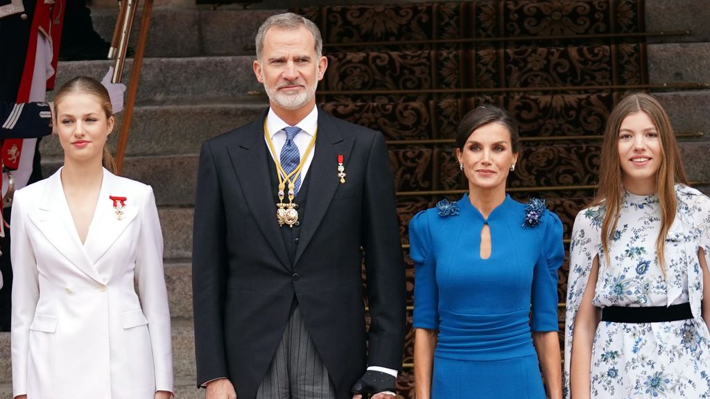 Los looks de la familia real en la jura de la Constitución de la princesa Leonor