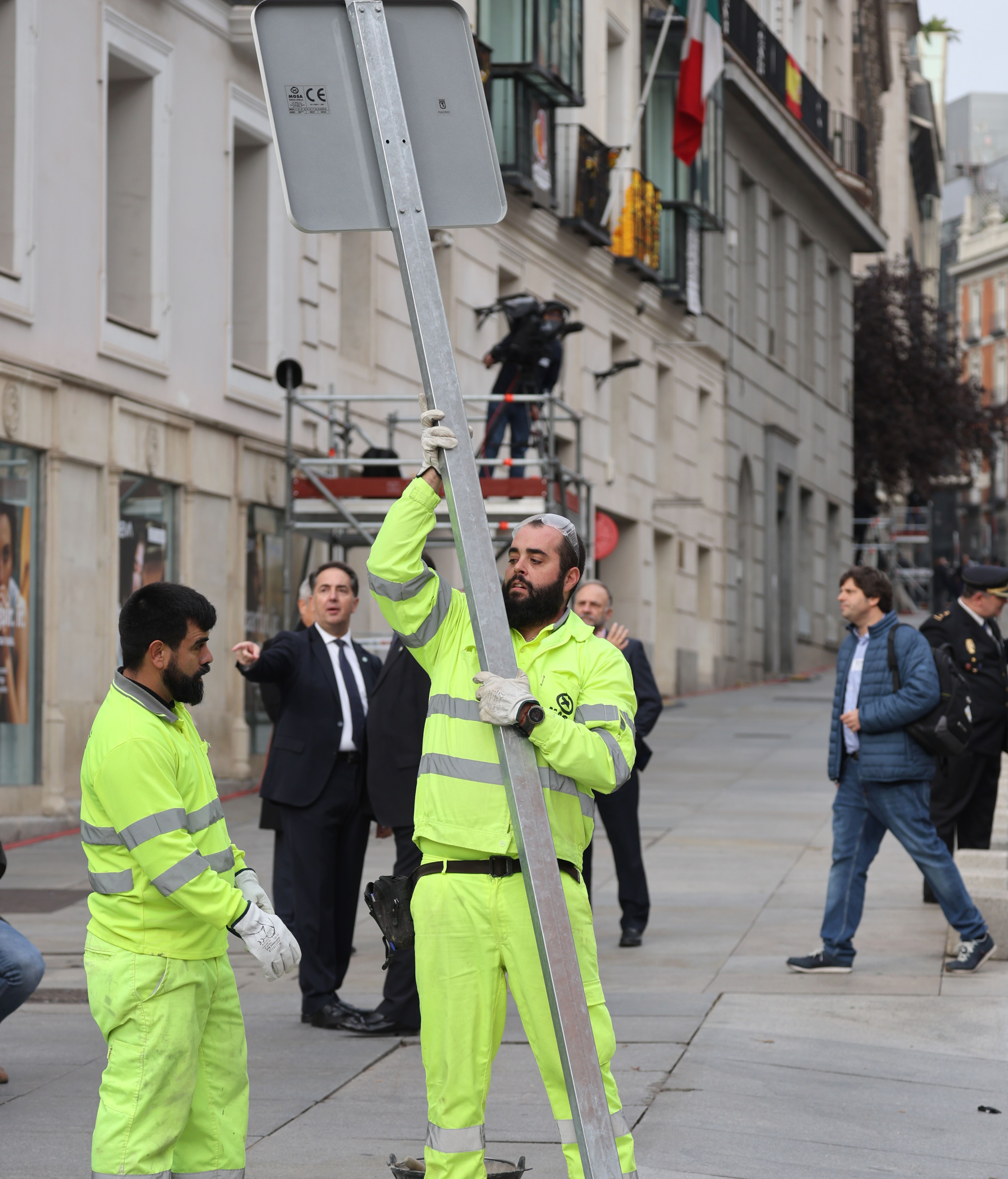 Operario ultimando los preparativos antes del acto de jura de la Constitución de la Princesa Leonor ante las Cortes Generales, en el Congreso de los Diputados