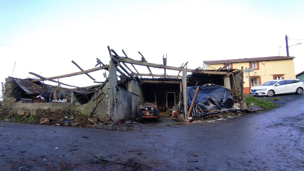 Un tornado ha derribado los tejados de dos viviendas y de un garaje en la parroquia coruñesa de Rodeiro