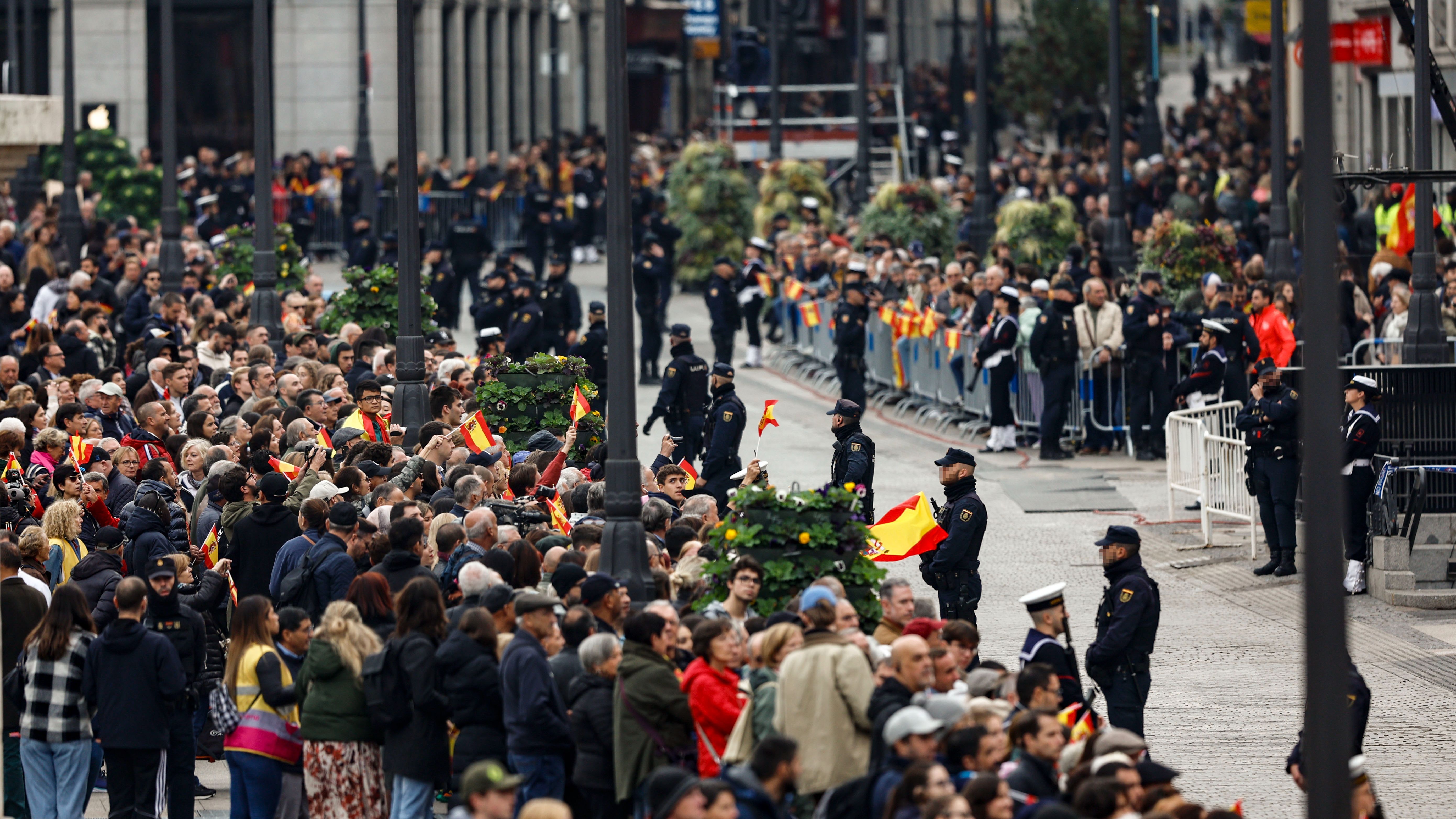 Una multitud de ciudadanos aguardan en Sol por donde pasará la comitiva real de camino al Palacio Real tras la ceremonia de jura de la Constitución de Leonor de Borbón en el día de su 18 cumpleaños