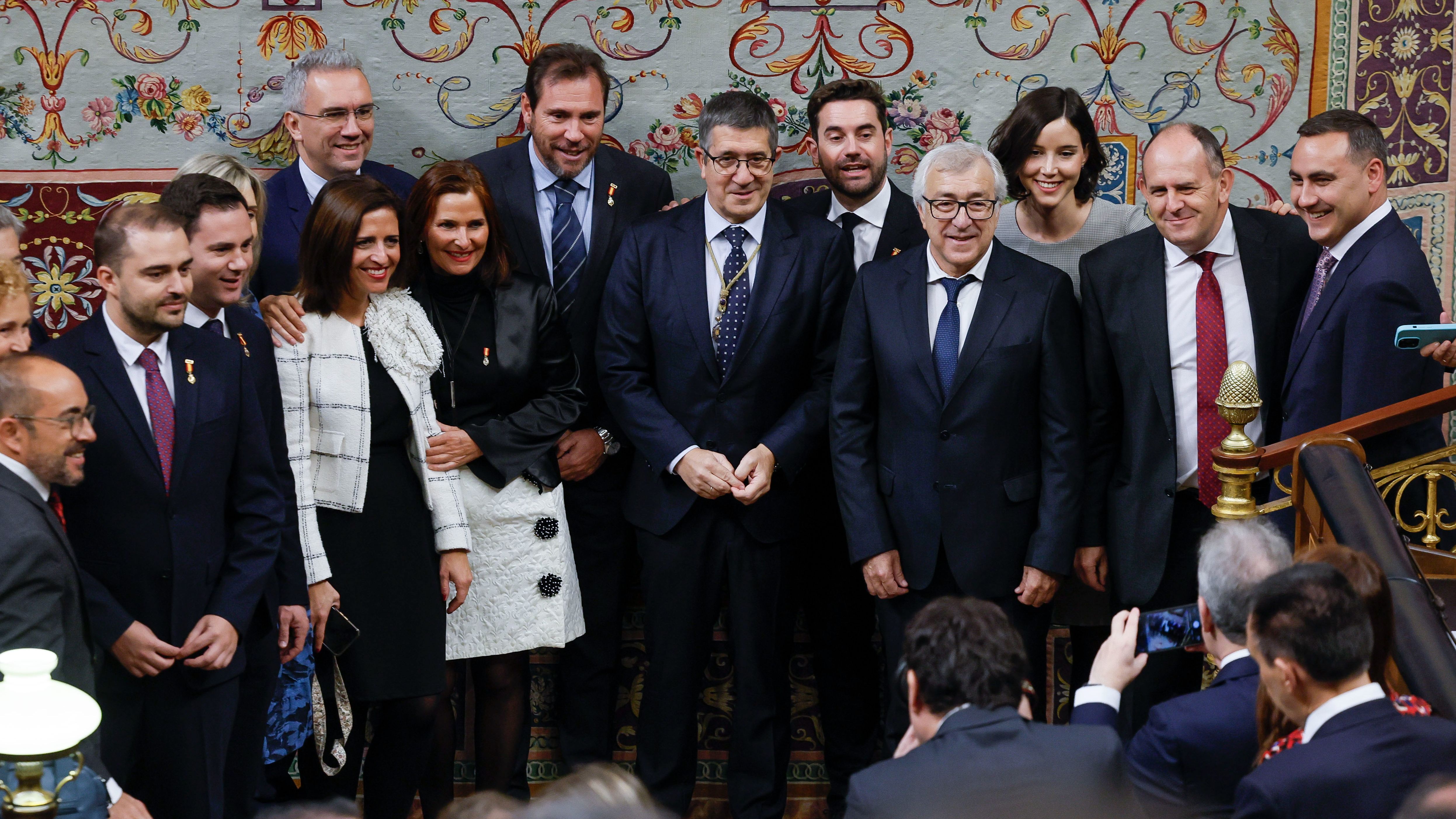 Varios diputados, incluidos los socialistas Patxi López y Óscar Ouente y Antidio Fagúndez, entre otros, posan a su llegada al hemiciclo antes de asistir a la ceremonia de jura de la Constitución de Leonor de Borbón en el día de su 18 cumpleaños