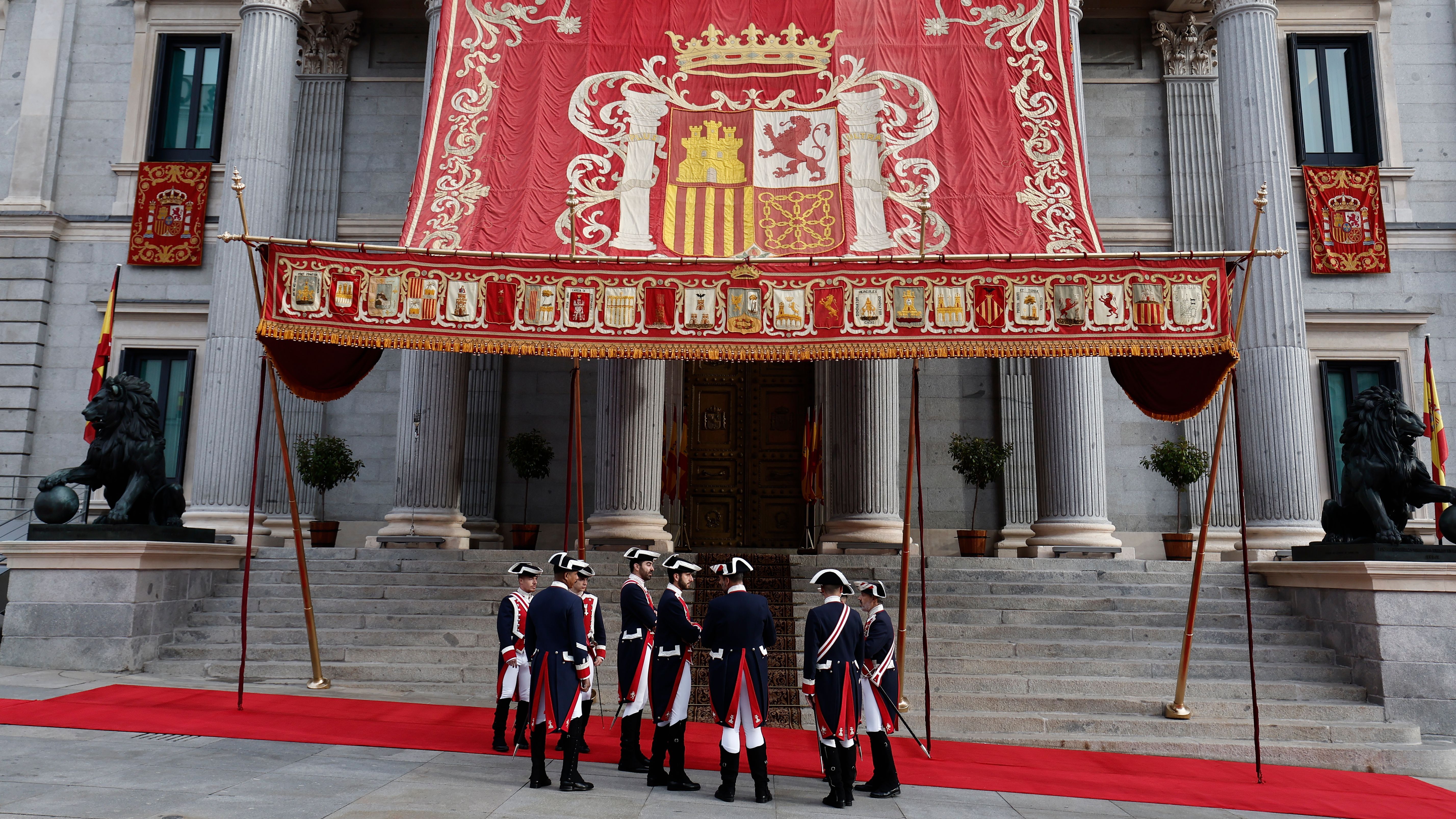 Varios guardias reales conversan a las puertas del Congreso de los Diputados, este martes, ya listo para recibir a Leonor de Borbón que jura la Constitución en el día de su 18 cumpleaños