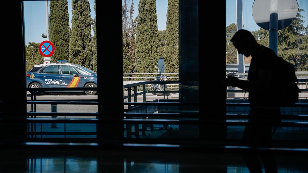 Archivo - Un vehículo de la Policía Nacional en el aeropuerto Adolfo Suárez Madrid-Barajas