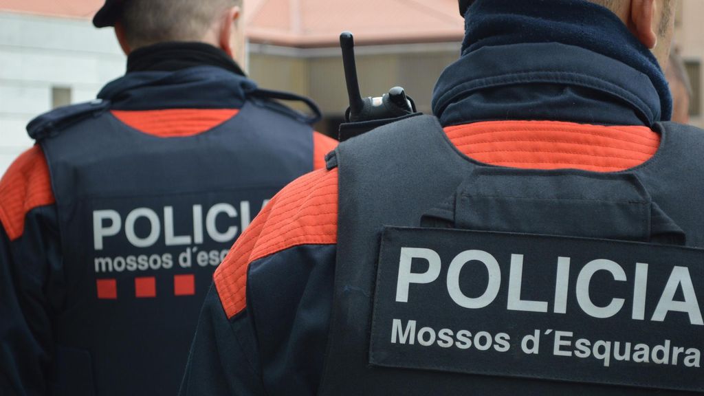 Archivo - Dos agentes de Mossos d'Esquadra (Recurso)