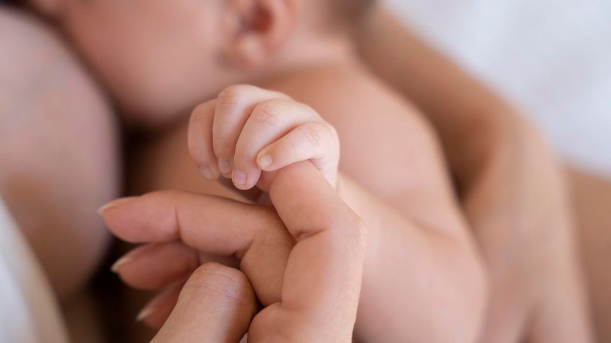 Archivo - Madre y recién nacido durante la lactancia