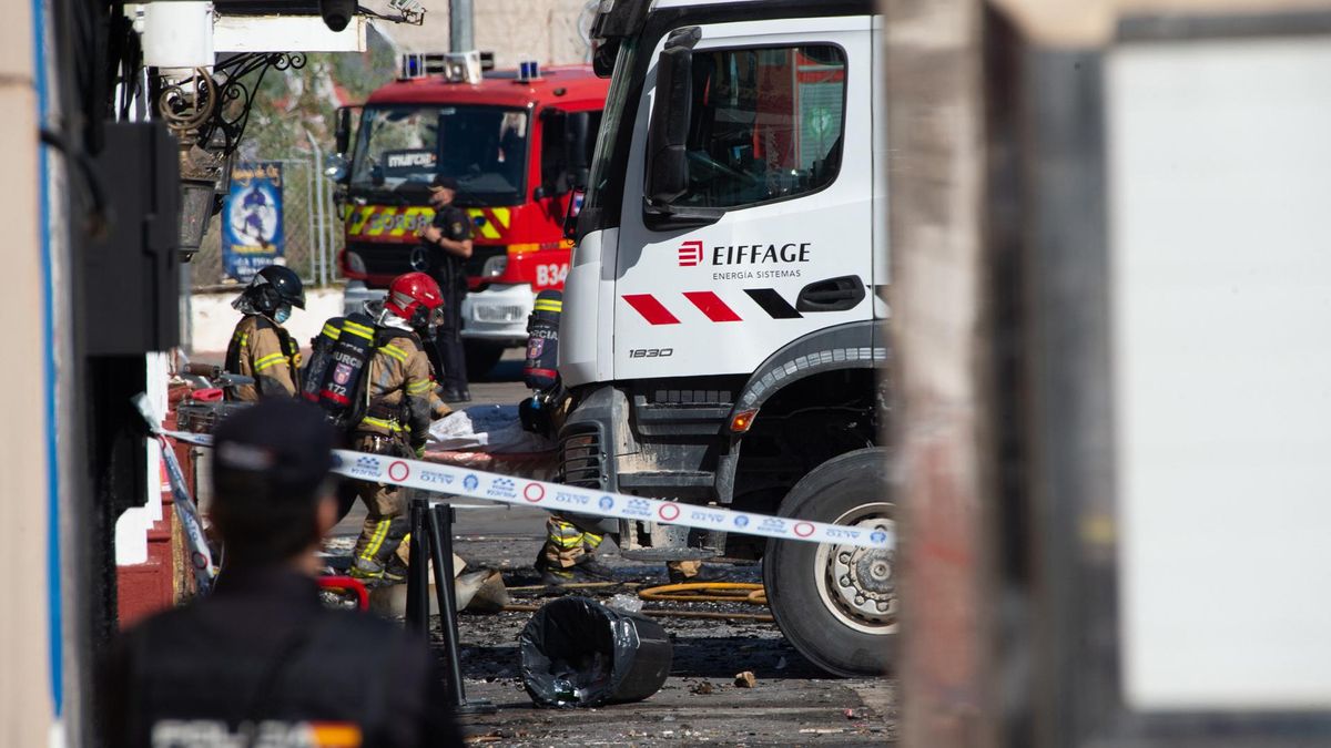 Bomberos de Murcia trabajan frente al Teatre, en la zona de ocio de Las Atalayas, donde ocurrió el incendio, a 2 de octubre de 2023, en Murcia, Región de Murcia (España). El Delegado del Gobierno de la Región de Murcia ha comunicado que se han localizado