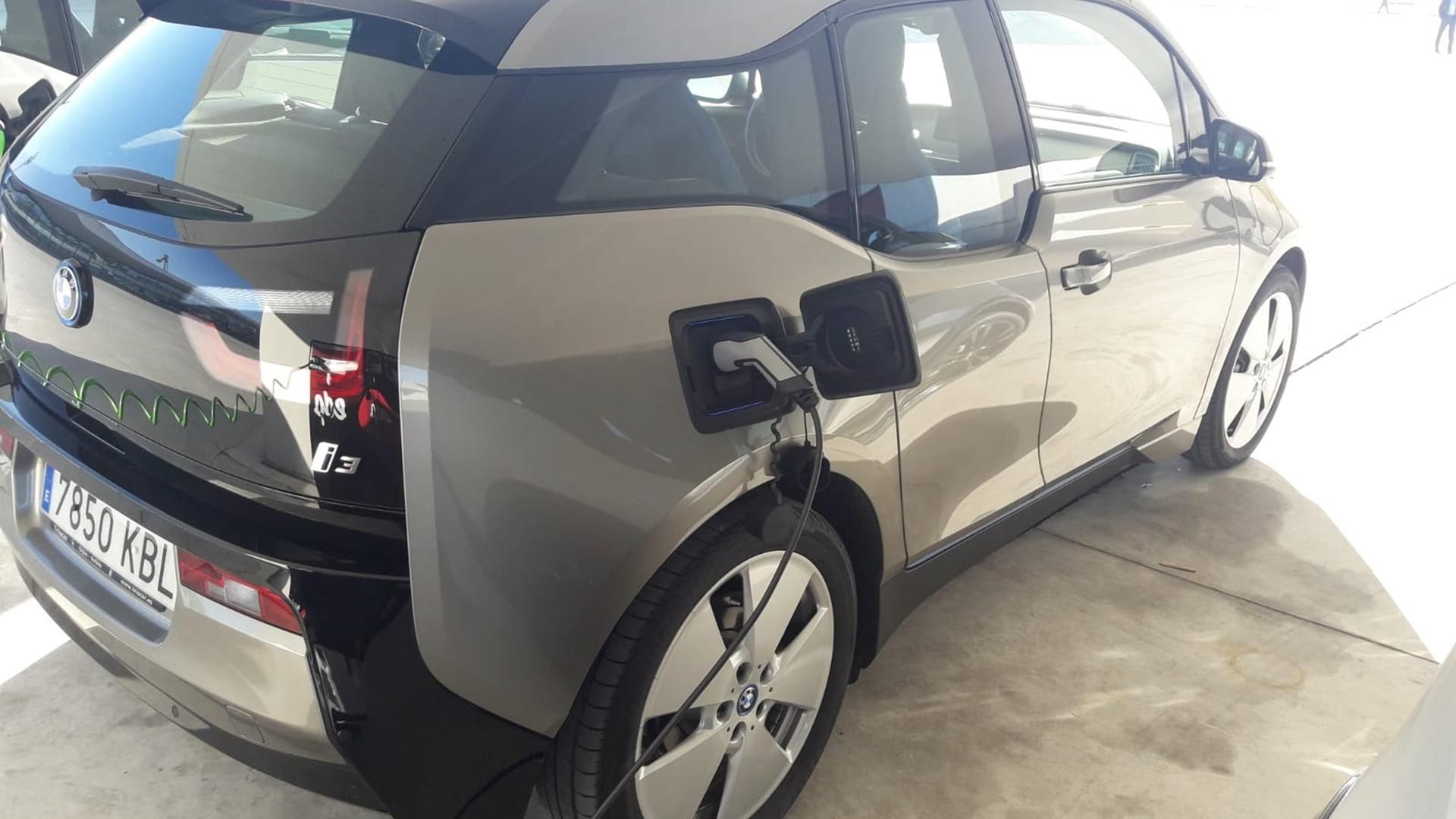 Archivo - Coche eléctrico. Recarga de coche eléctrico.