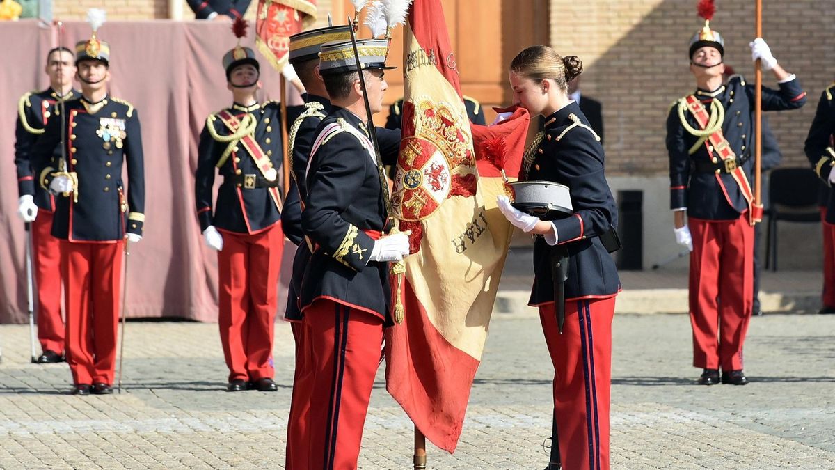 La princesa Leonor besa la Bandera durante el acto de Jura de Bandera, en la Academia General Militar, a 7 de octubre de 2023, en Zaragoza, Aragón (España).