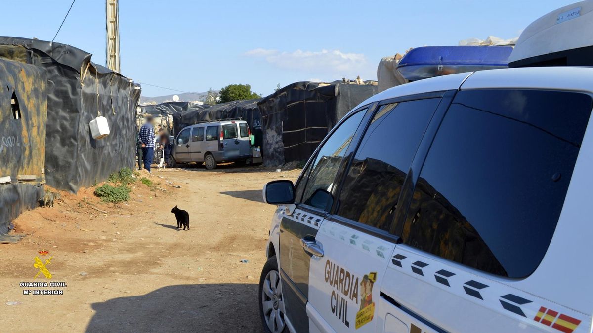 Agentes de la Guardia Civil liberan a la menor vendida y prostituida en un asentamiento chabolista de Níjar