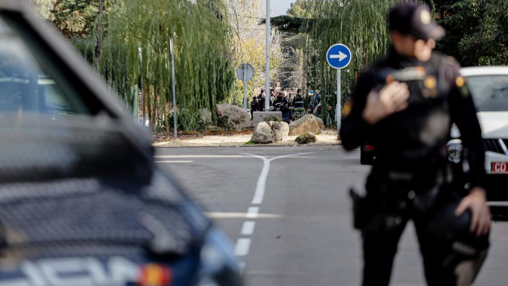 Archivo - Un agente de Policía Nacional frente a la embajada de Ucrania