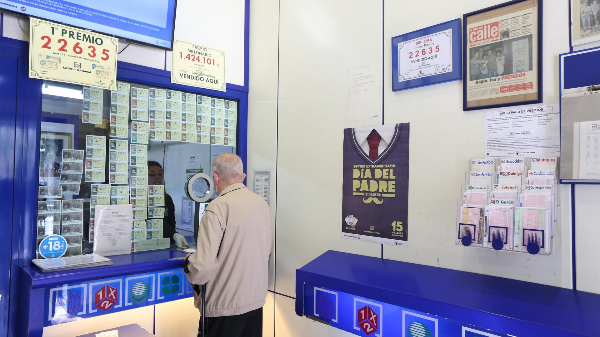Archivo - Un hombre compra lotería en una Administración de Lotería Archivo - Un hombre compra lotería en una Administración de Lotería