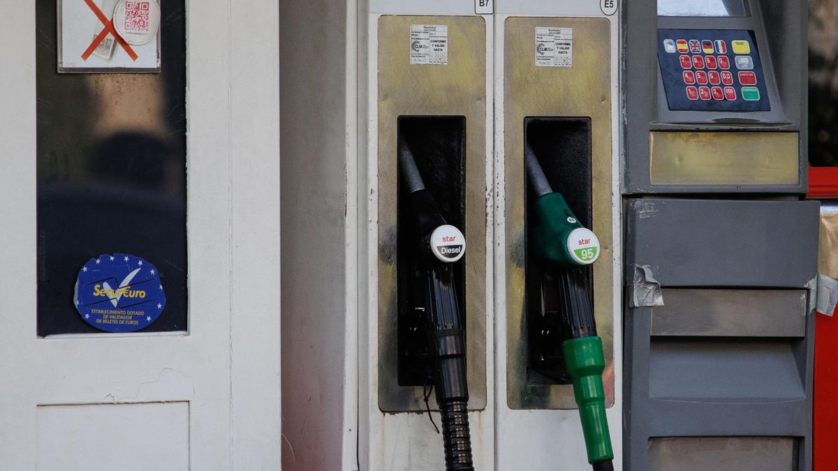 Dispensadores de carburante en una gasolinera