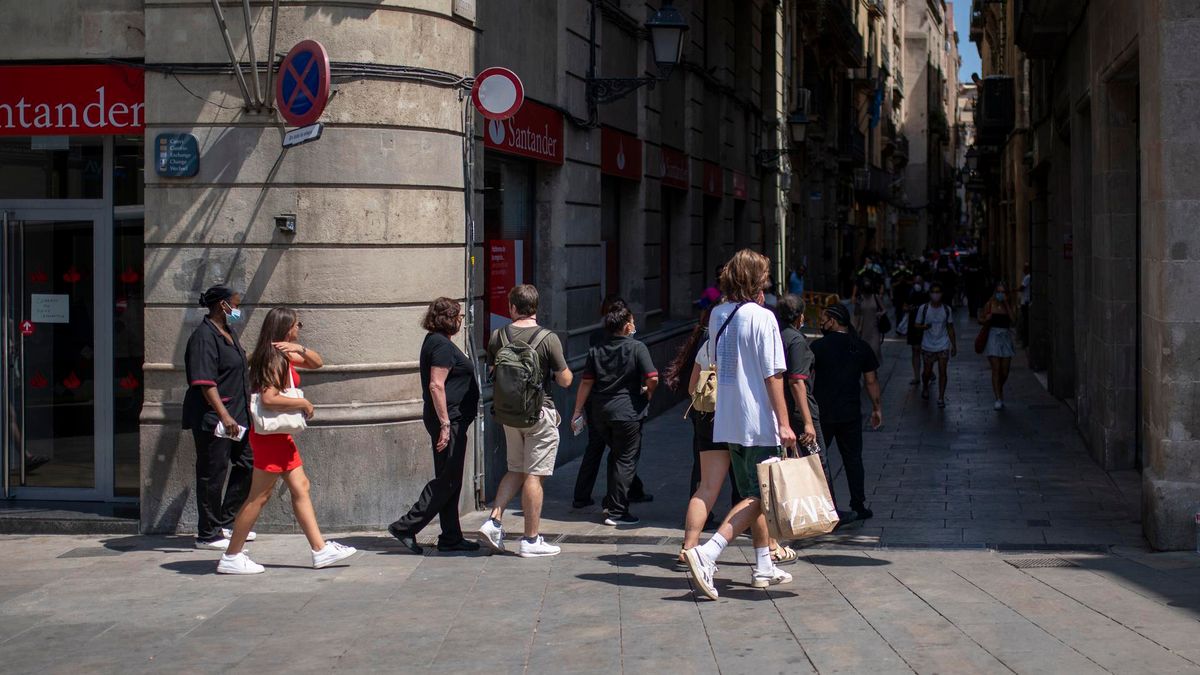 Archivo - Gente caminando