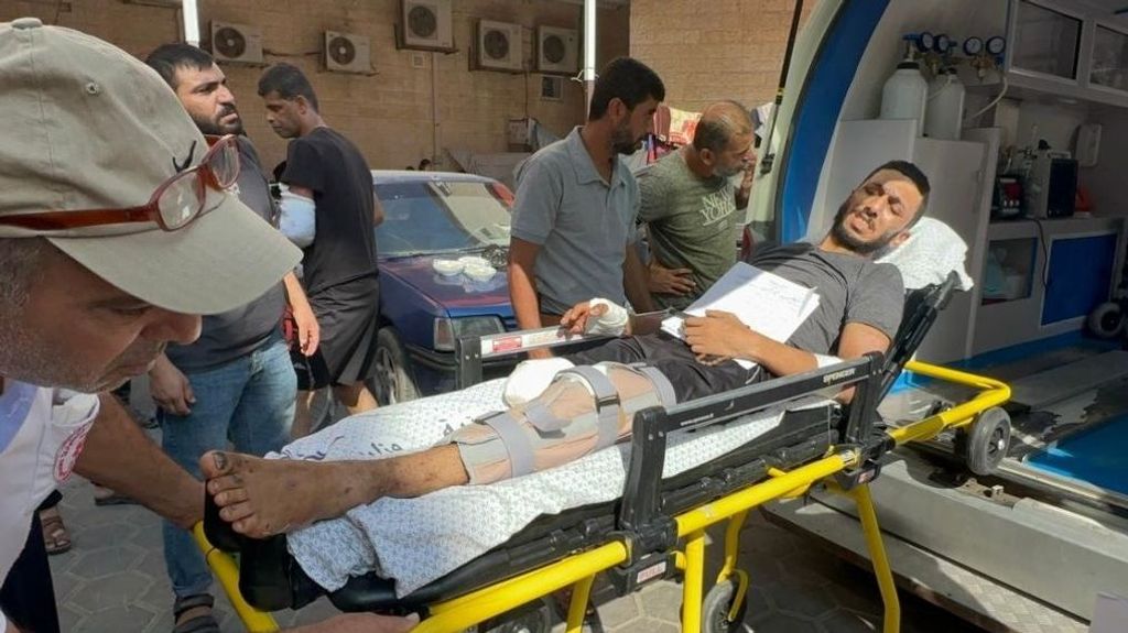 Las ambulancias egipcias han comenzado a evacuar desde Gaza a los heridos más graves por la puerta de Rafah