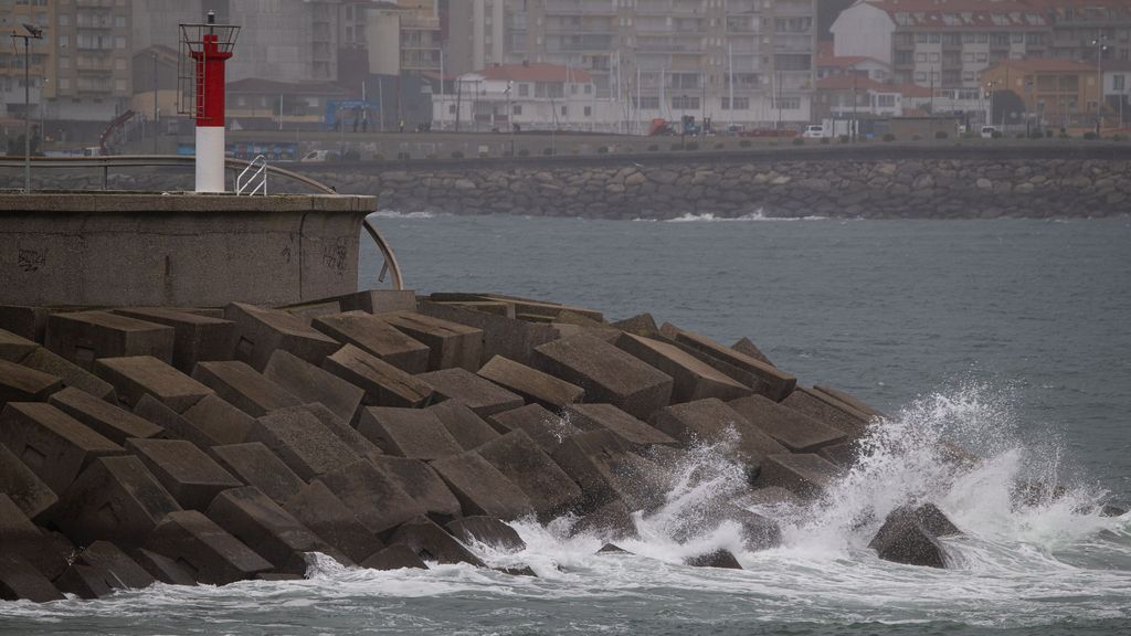 Alerta roja en toda la costa de Galicia por olas de más de ocho metros y numerosas incidencias